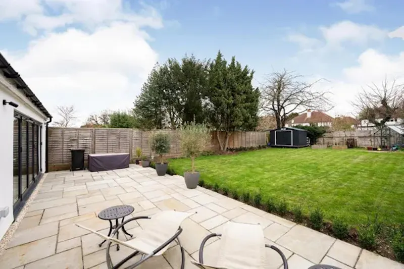 Garden at Quiet Leatherhead Cul-De-Sac, D2665 (photo 16)