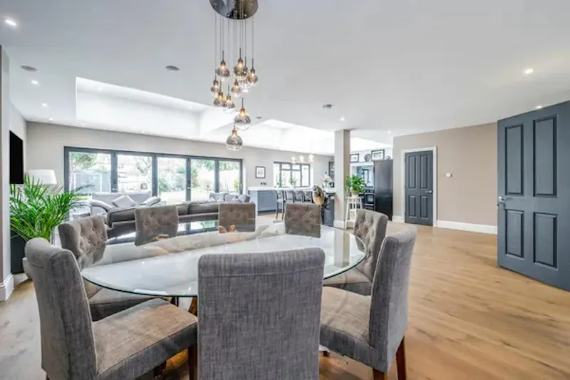 Open plan at Quiet Leatherhead Cul-De-Sac, D2665 (photo 2)