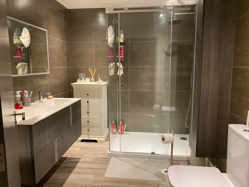 Bathroom at Modern Norwich house, K467 (photo 10)