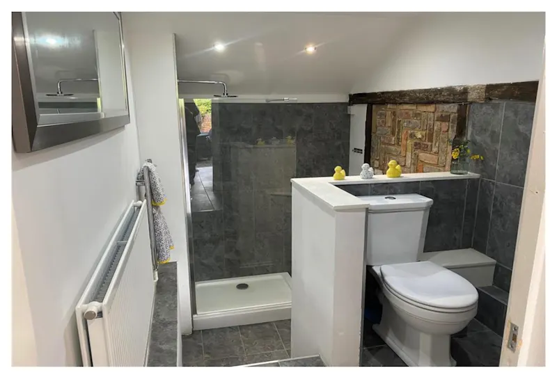 Bathroom at Rochester converted bakery, D2674 (photo 16)