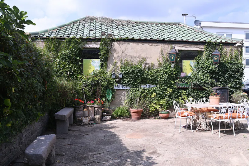 Bohemian Basildon pool house, D2671 (photo 45)