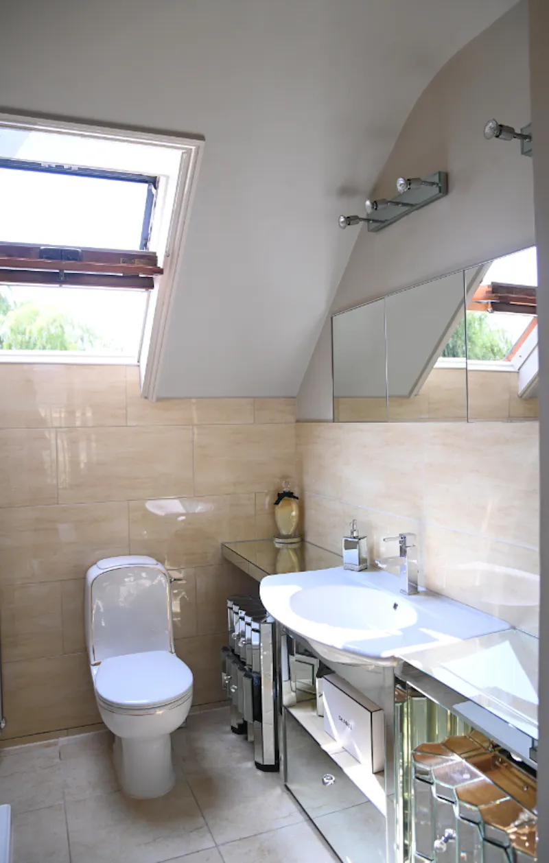 Bathroom at Bohemian Basildon pool house, D2671 (photo 32)