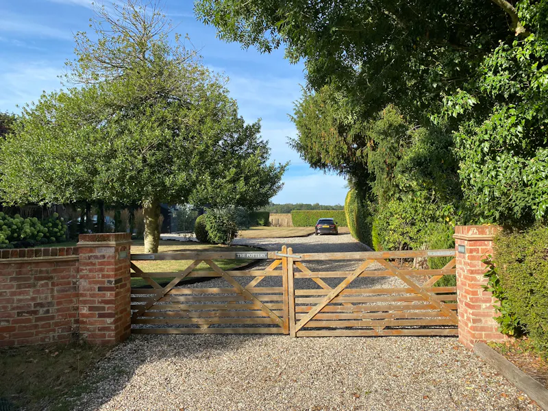 Gate at Georgian barn in Aldermaston , A1589 (photo 59)
