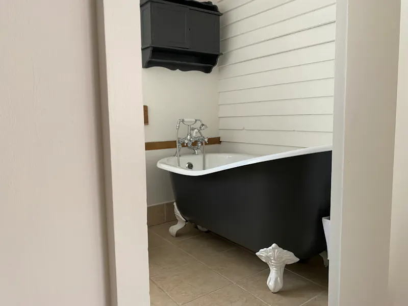 Bath - rolltop at Georgian barn in Aldermaston , A1589 (photo 40)