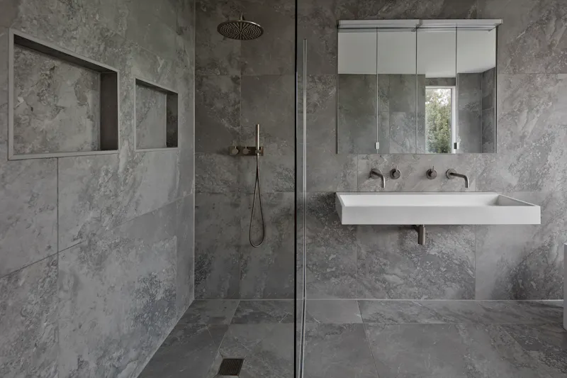 Shower at Award winning Harkstead house, K458 (photo 26)
