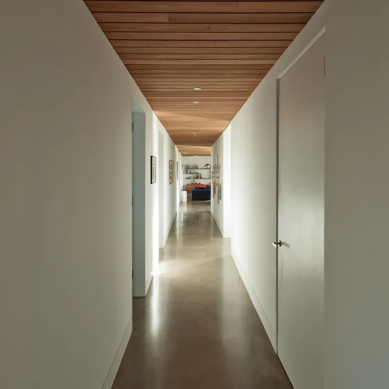 Corridor at Award winning Harkstead house, K458 (photo 2)