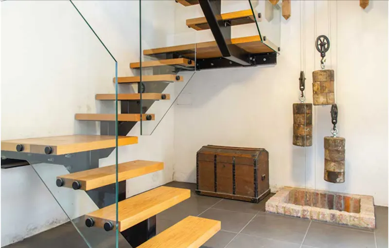 Staircase at Caterham Country House, B2001 (photo 9)