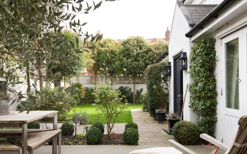 Walled garden at Light Wandsworth home, D2676 (photo 14)