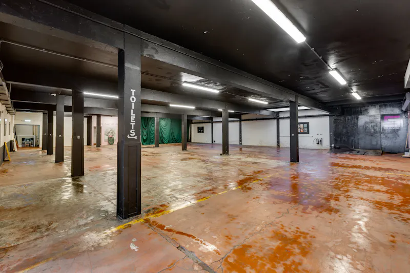 Open plan at Brentford disused car factory, N528 (photo 10)