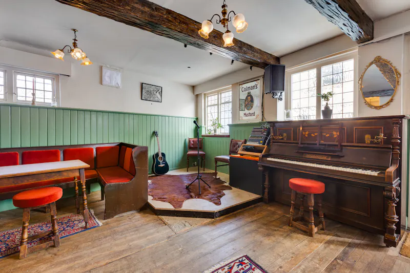 Piano at Brentford pub, R864 (photo 9)