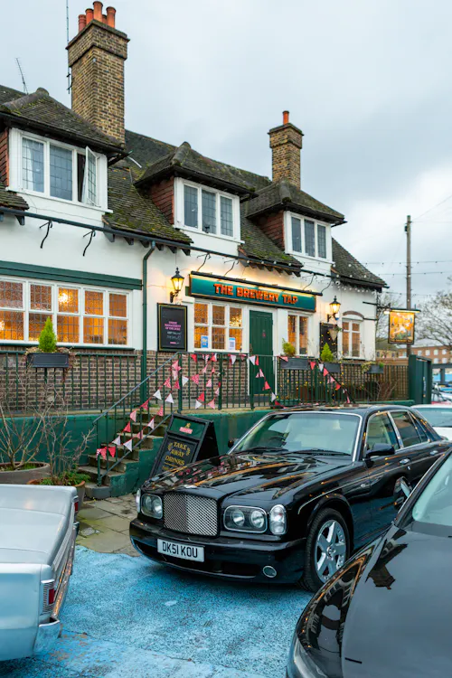 Brentford pub, R864