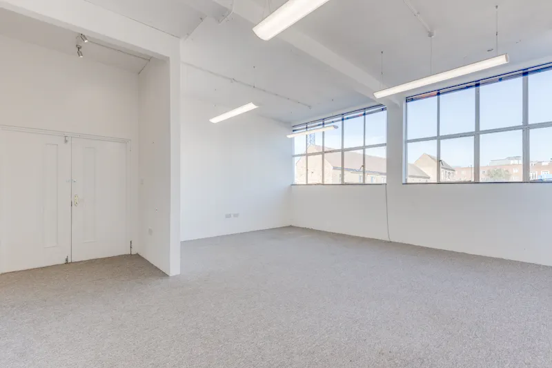 Versatile Brentford warehouse, Q153 (photo 17)