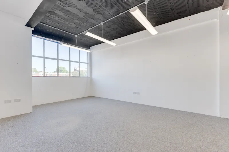 Versatile Brentford warehouse, Q153 (photo 20)