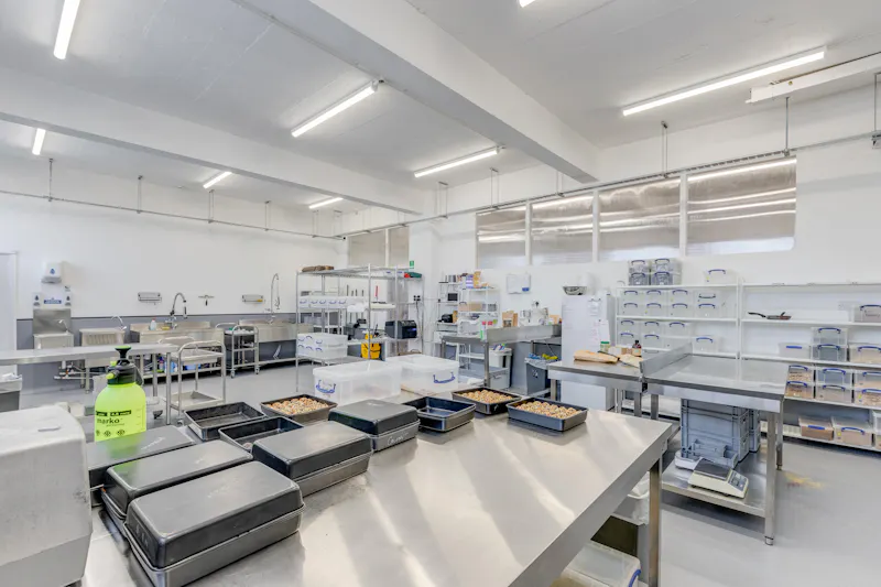 Versatile Brentford warehouse, Q153 (photo 10)