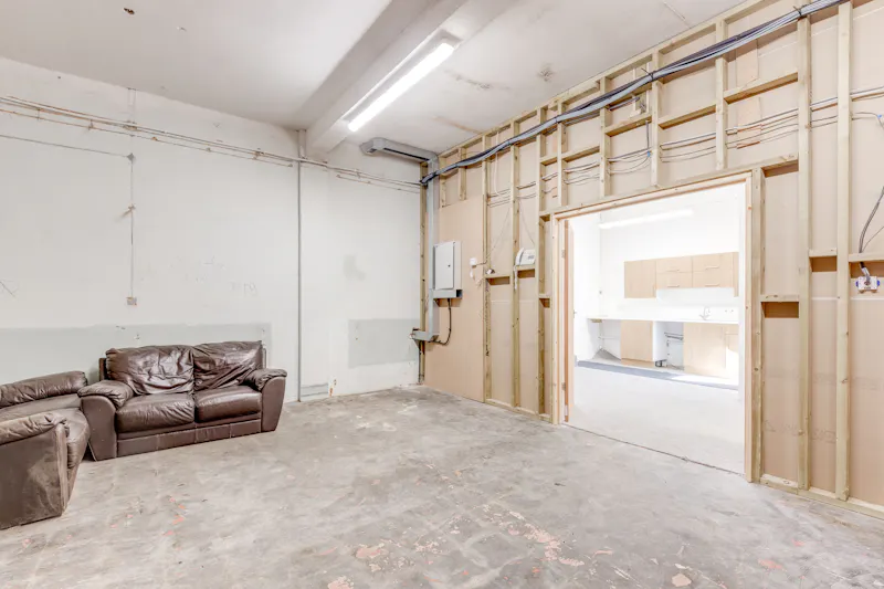Versatile Brentford warehouse, Q153 (photo 8)