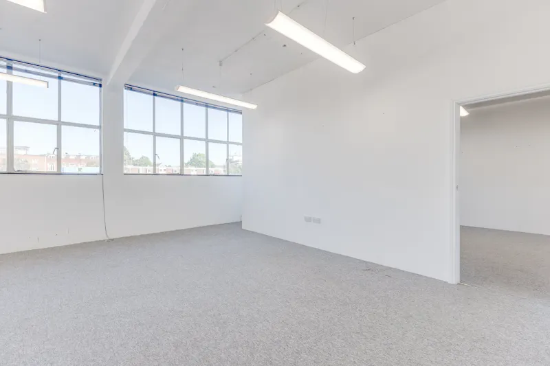 Versatile Brentford warehouse, Q153 (photo 16)