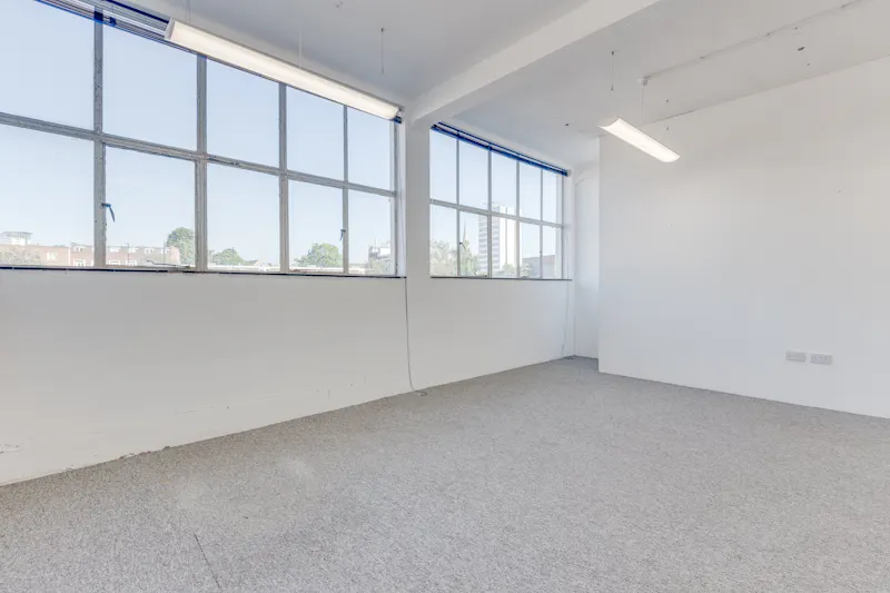 Versatile Brentford warehouse, Q153 (photo 18)