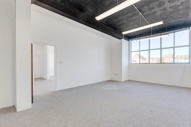 Versatile Brentford warehouse, Q153 (photo 19)