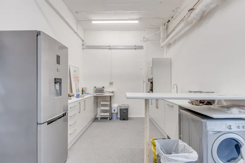 Versatile Brentford warehouse, Q153 (photo 7)
