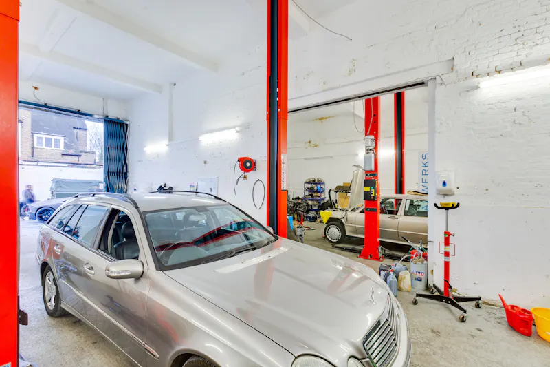 Versatile Brentford warehouse, Q153 (photo 25)