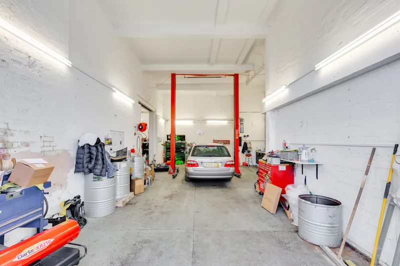 Versatile Brentford warehouse, Q153 (photo 26)