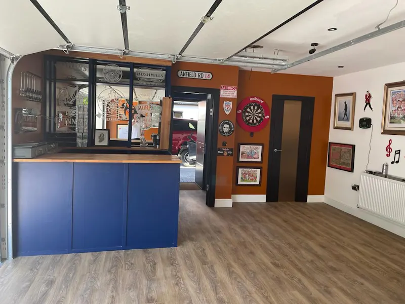 Bar at Modern Millbrook house, K471 (photo 18)
