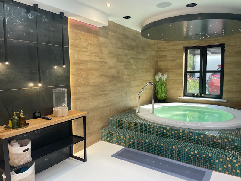 Jacuzzi at Modern Millbrook house, K471 (photo 46)