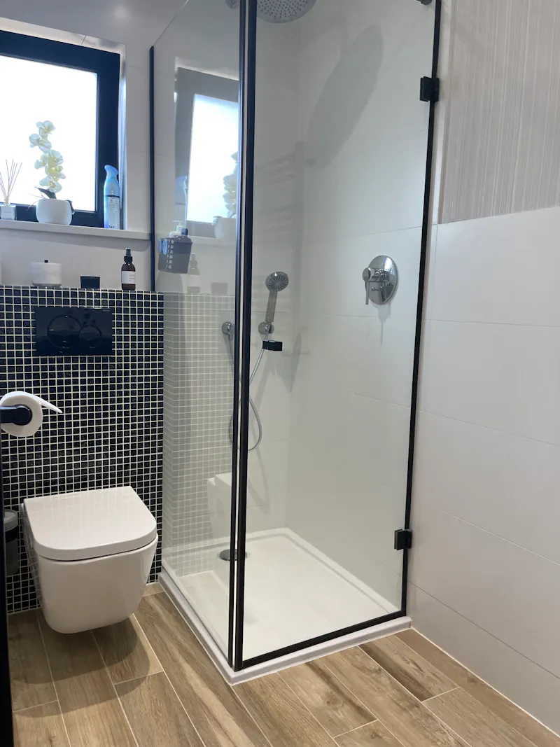 Bathroom at Modern Millbrook house, K471 (photo 29)