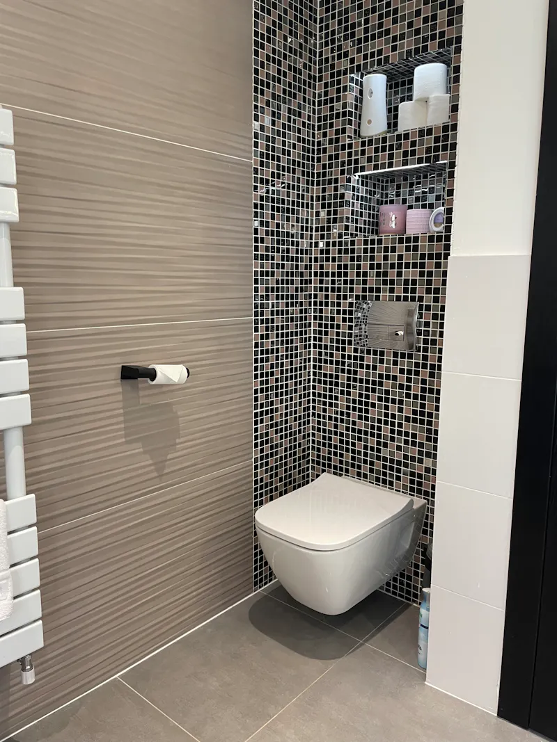 Bathroom at Modern Millbrook house, K471 (photo 35)