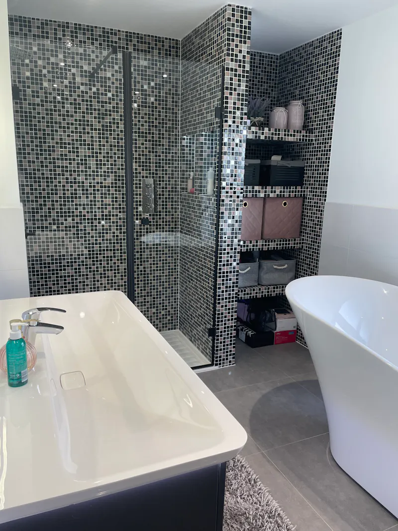 Shower at Modern Millbrook house, K471 (photo 36)