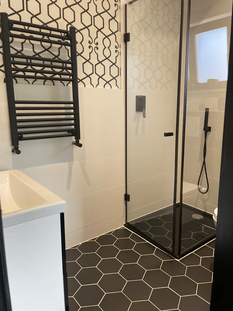 Bathroom at Modern Millbrook house, K471 (photo 42)