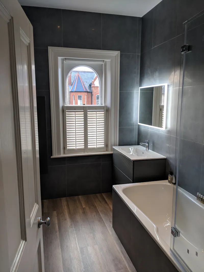 Bathroom at Kingston Upon Thames house, B1753 (photo 29)
