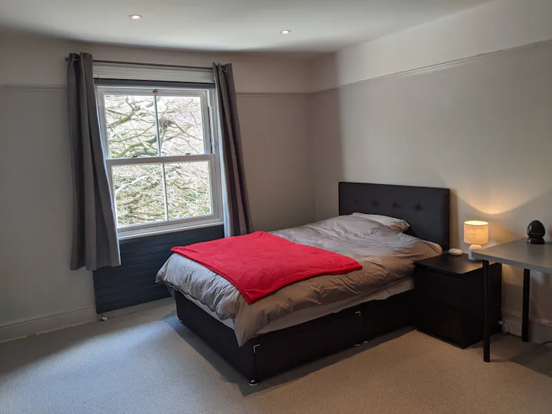 Bedroom at Kingston Upon Thames house, B1753 (photo 31)