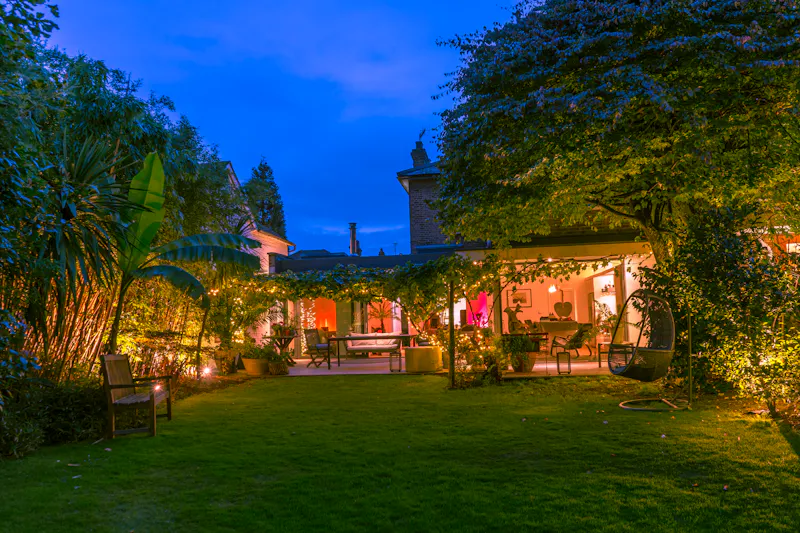 Garden at Kingston Upon Thames house, B1753 (photo 45)
