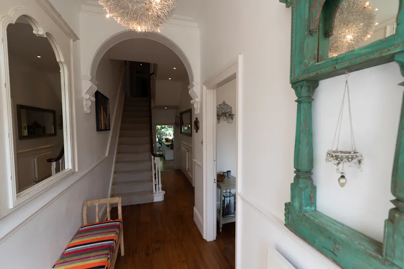 Entrance hall at Kingston Upon Thames house, B1753 (photo 3)