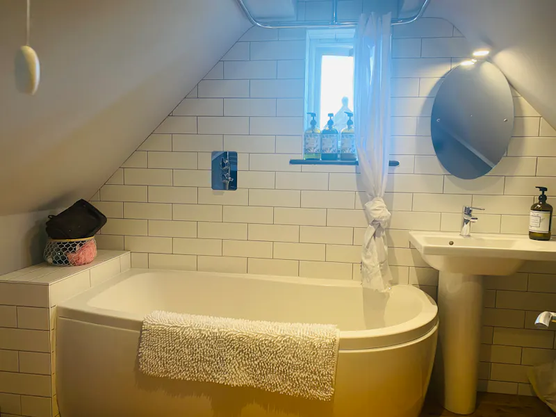 Bathroom at Buckinghamshire Coach House, D2680 (photo 17)
