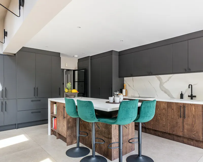 Kitchen at Contemporary Richmond house, D2688 (photo 13)