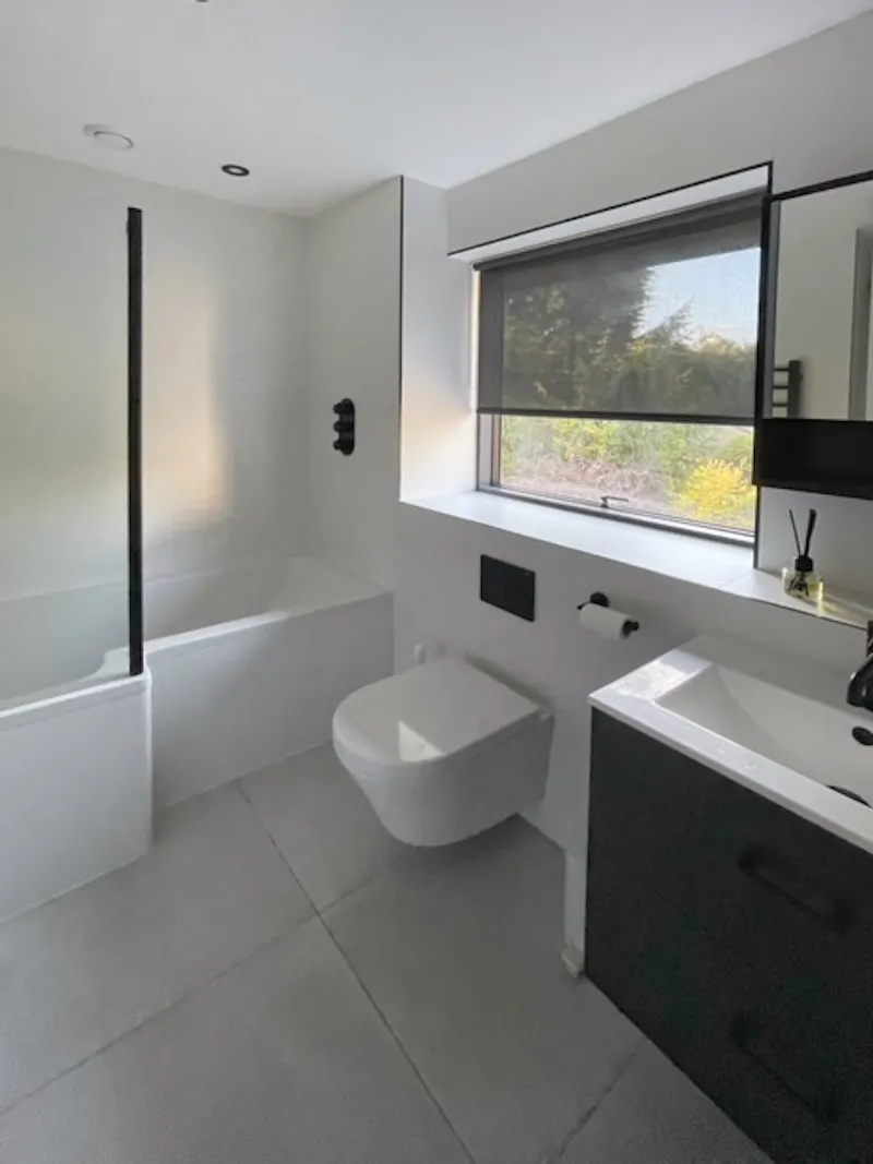 Bathroom at Retro Oxshott Home, D2687 (photo 22)