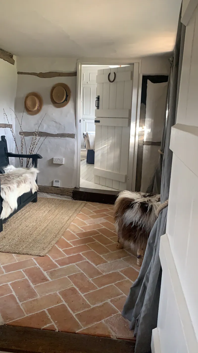Alton Cottage, C933 (photo 2)