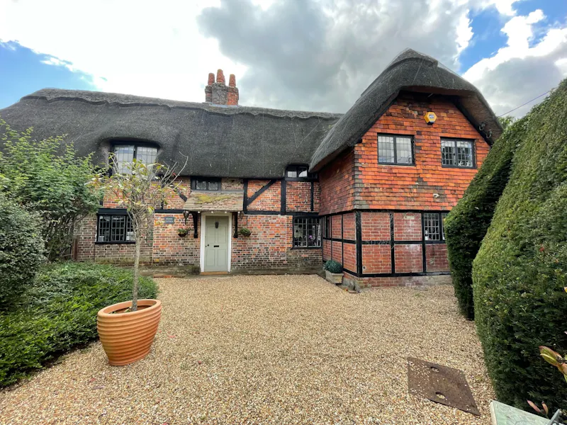 Alton Cottage, C933 (photo 1)