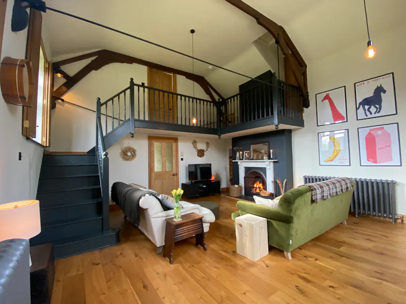 Loft-style converted home, J226 (photo 4)