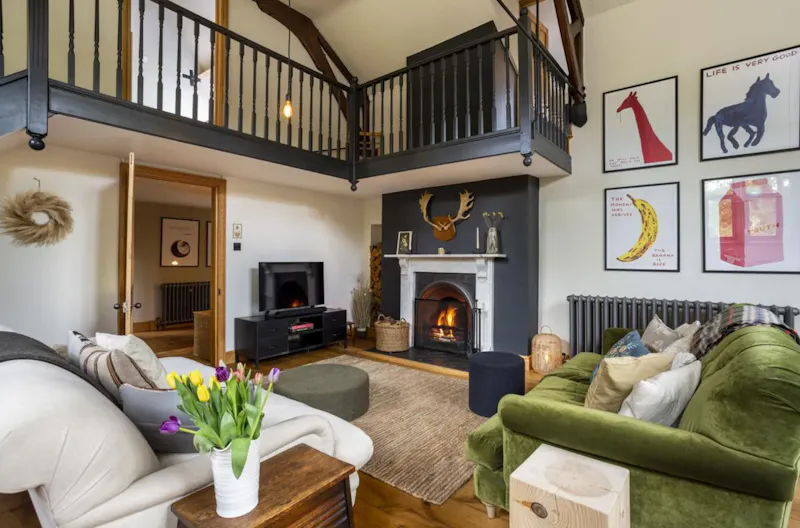 Loft-style converted home, J226 (photo 3)