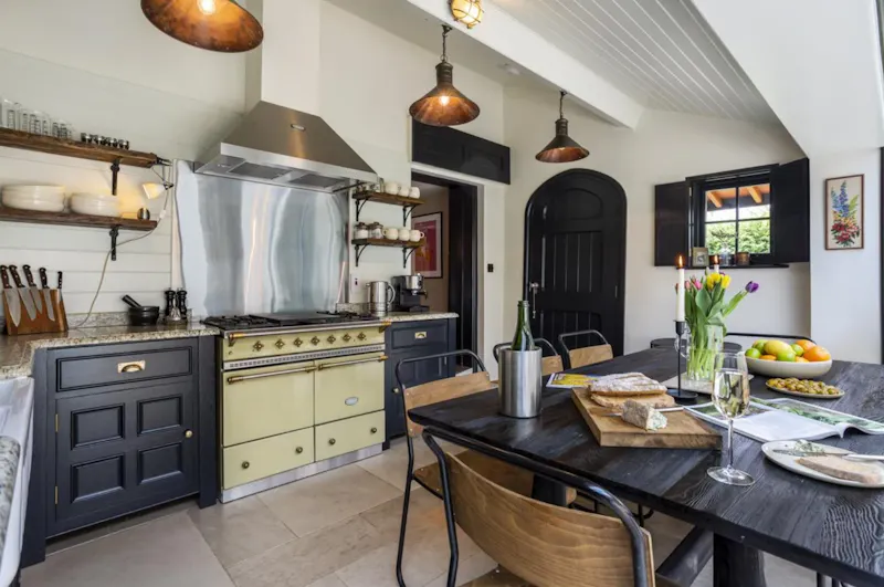 Loft-style converted home, J226 (photo 6)