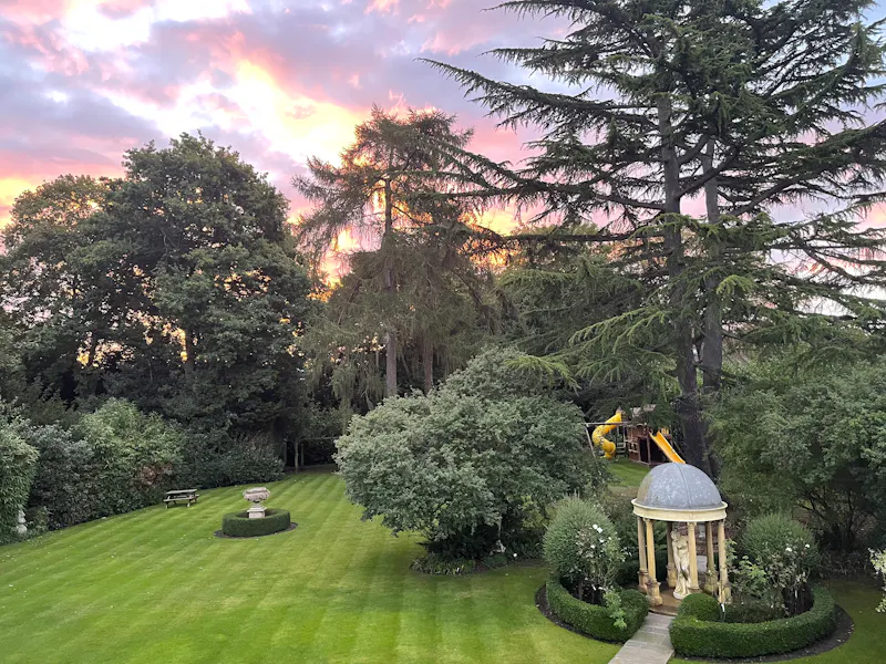 Garden at Luxury Weybridge house, D2694 (photo 31)