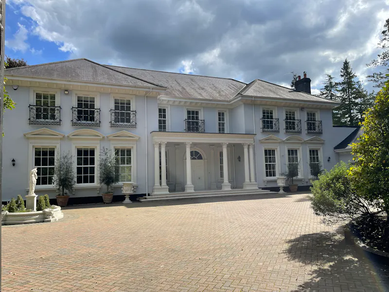 Driveway at Luxury Weybridge house, D2694 (photo 1)