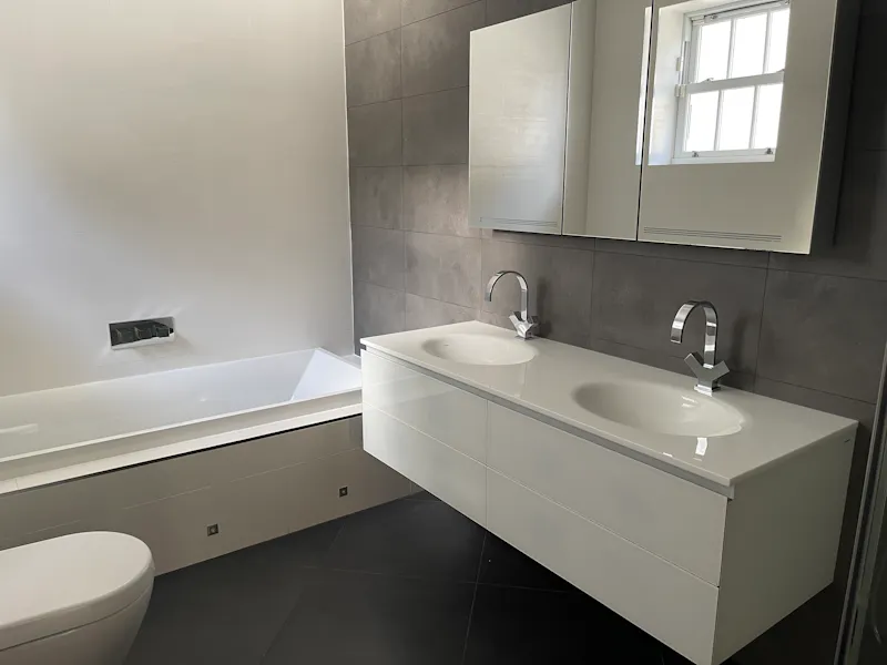 Bathroom at Luxury Weybridge house, D2694 (photo 26)