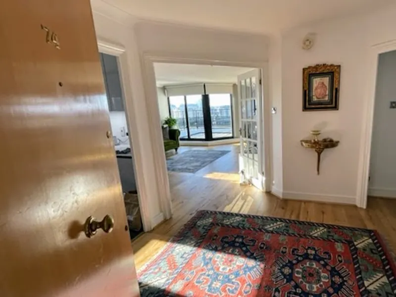 Entrance hall at Isle of Dogs penthouse, F1231 (photo 3)