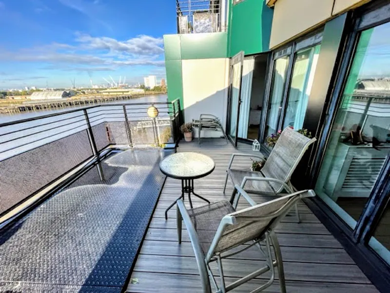 Balcony at Isle of Dogs penthouse, F1231 (photo 23)