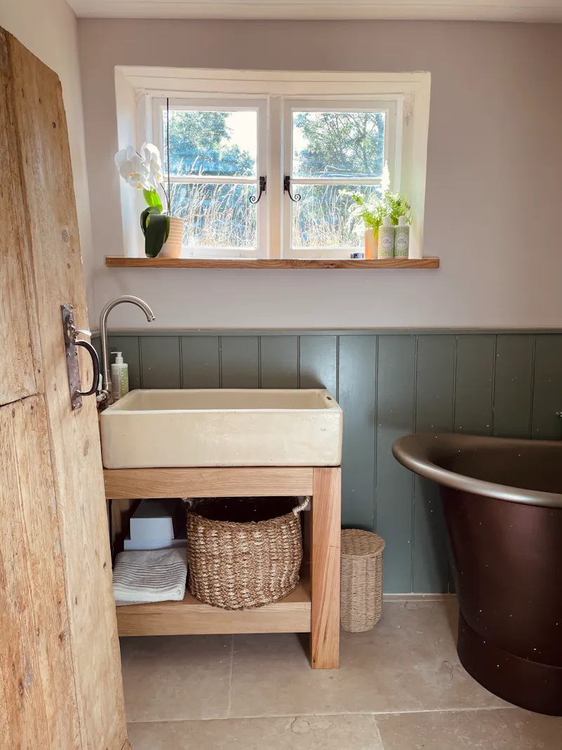 Bathroom at Picturesque Kent farmhouse, L749 (photo 17)