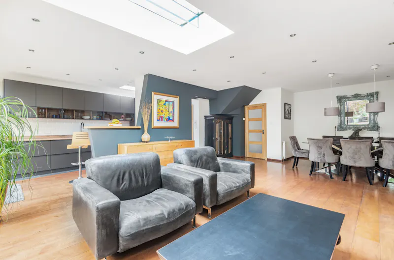 Open plan at Modern Woodside Park home, D2689 (photo 5)